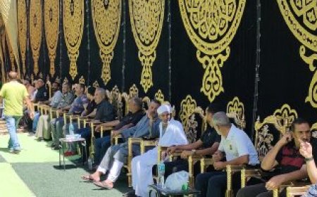 توافد المعزين استعدادا لتشييع جنازة والدة الفنان أحمد شيبة بالإسكندرية