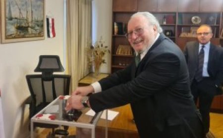 أحمد فؤاد الثانى نجل الملك فاروق يدلى بصوته فى سفارة مصر بسويسرا..