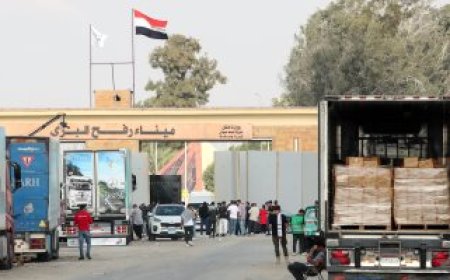 معبر رفح أبوابه مفتوحة.. تواصل عبور شاحنات مساعدات واستقبال مصابين