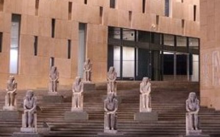 ملك مصر السابق أحمد فؤاد الثانى يزور المتحف المصرى الكبير