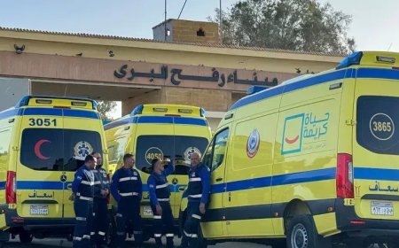 انتشار مكثف لسيارات الإسعاف أمام الجانب المصرى من معبر رفح لاستقبال مرضى غزة