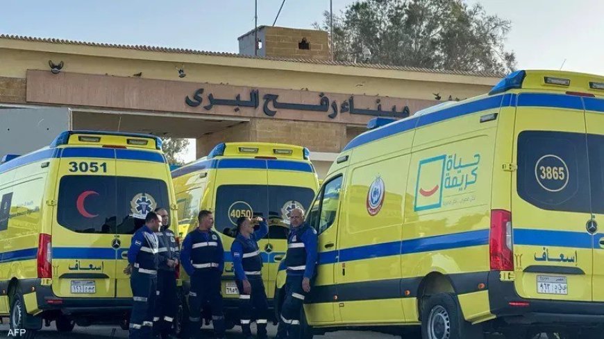 انتشار مكثف لسيارات الإسعاف أمام الجانب المصرى من معبر رفح لاستقبال مرضى غزة
