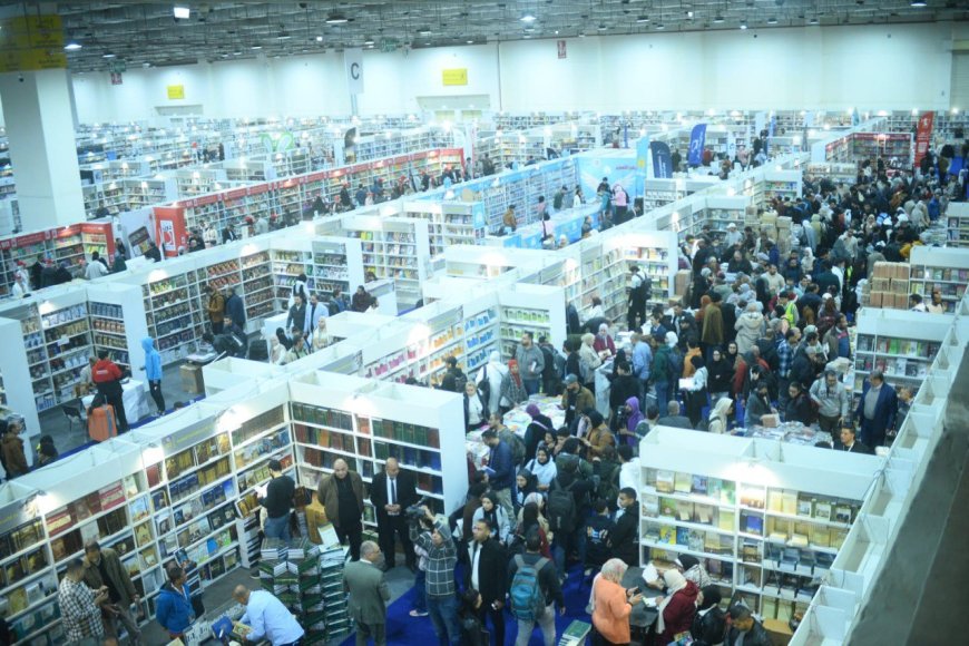 توافد زوار معرض القاهرة الدولي للكتاب بدورته الـ 57 في يومه الأول..